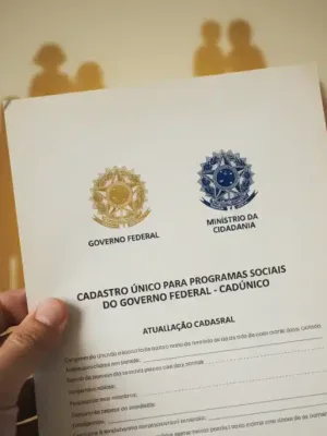 Documento oficial do CadÚnico sendo preenchido, simbolizando a importância da atualização cadastral para famílias brasileiras.