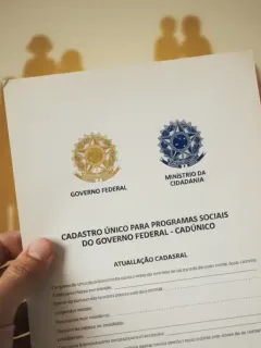 Documento oficial do CadÚnico sendo preenchido, simbolizando a importância da atualização cadastral para famílias brasileiras.